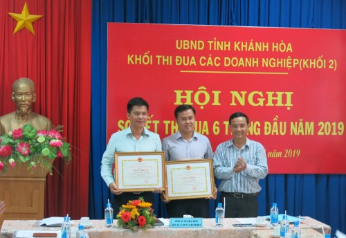 Ông Văn Ngọc Sen trao bằng khen của Chủ tịch UBND tỉnh Khánh Hòa cho các điển hình tiên tiến