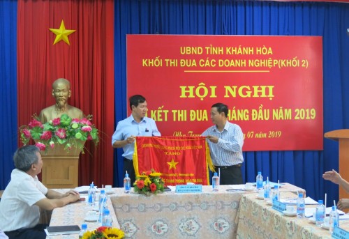 Ông Văn Ngọc Sen trao cờ thi đua của Chính phủ năm 2018 cho Tổng Công ty Khánh Việt
