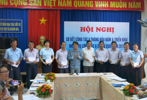 Ban Lãnh đạo công ty trao thưởng cho các Đơn vị, cá nhân đạt thành tích trong thi đua 6 tháng đầu năm 2019