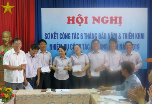 Ban Lãnh đạo công ty trao thưởng cho các Đơn vị, cá nhân đạt thành tích trong thi đua 6 tháng đầu năm 2019