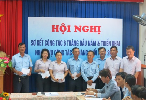 Ban Lãnh đạo công ty trao thưởng cho các Đơn vị, cá nhân đạt thành tích trong thi đua 6 tháng đầu năm 2019