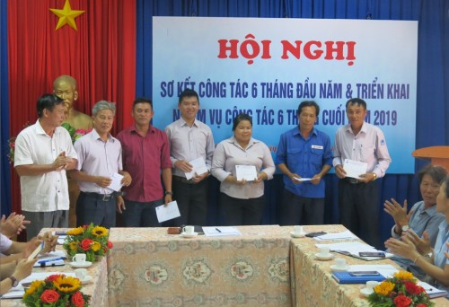 Ban Lãnh đạo công ty trao thưởng cho các Đơn vị, cá nhân đạt thành tích trong thi đua 6 tháng đầu năm 2019