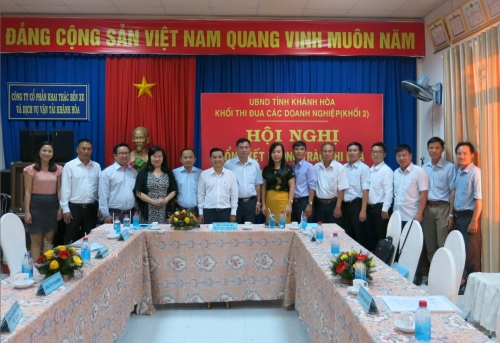 Chụp hình lưu niệm tại Hội nghị