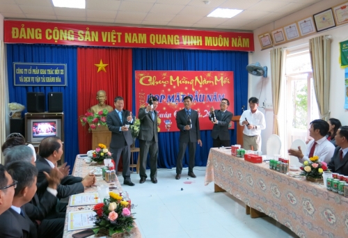 Ban Lãnh đạo Công ty mở sâm-panh chúc mừng CBCNV, CNLĐ trong công ty