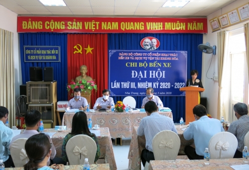 Các đảng viên biểu quyết tán thành.