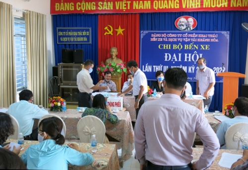 Các đảng viên bỏ phiếu bầu cử cấp ủy nhiệm kỳ 2020-2022