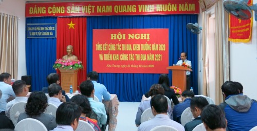 Giám đốc bến xe phía Nam Nha Trang - đại diện đơn vị Tổ Lao động xuất sắc tham luận tại Hội nghị