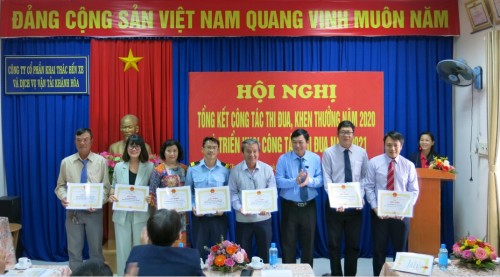 Ban lãnh đạo Công ty trao giấy khen cho các tập thể, bộ phận phòng ban có thành tích xuất sắc trong phong trào thi đua năm 2020