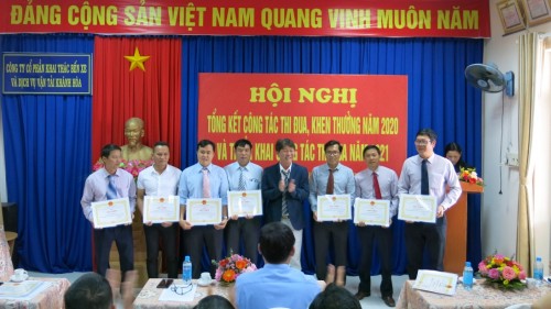 Ban lãnh đạo Công ty trao giấy khen cho các tập thể, bộ phận phòng ban và các cá nhân có thành tích xuất sắc trong phong trào thi đua năm 2020