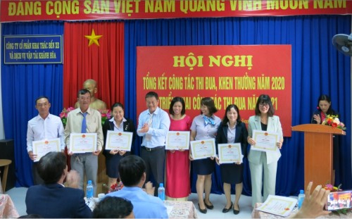 Ban lãnh đạo Công ty trao giấy khen cho các tập thể, bộ phận phòng ban và các cá nhân có thành tích xuất sắc trong phong trào thi đua năm 2020