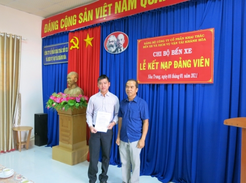 Đ/c Nguyễn Công Hải - Bí thư Chi bộ trao quyết định kết nạp cho đảng viên mới.