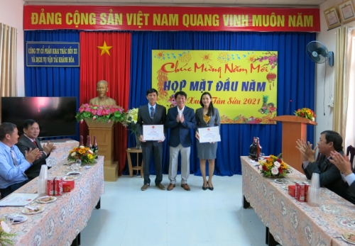 Lãnh đạo công ty khen thưởng cho các Phòng ban, các bến xe và cá nhân có thành tích xuất sắc trong phong trào thi đua thực hiện nhiệm vụ kế hoạch năm 2020;