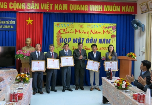 Lãnh đạo công ty trao thưởng của UBND tỉnh Khánh Hòa tặng danh hiệu “Tập thể Lao động xuất sắc” cho 05 tập thể đạt thành tích thi đua xuất sắc năm 2020;