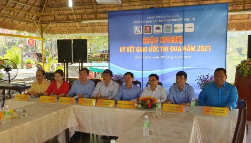 Đại diện các đơn vị Khối 2 ký kết giao ước thi đua năm 2021