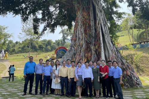 Lãnh đạo Sở Nội vụ, LĐLĐ tỉnh Khánh Hòa chụp ảnh lưu niệm với các đơn vị Khối 2