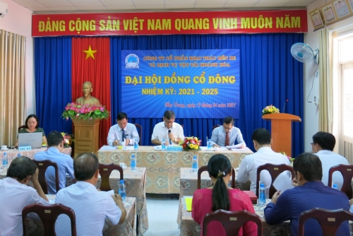Thông qua Chương trình Đại hội, ông Trần Huy Hoàng - Chủ tịch HĐQT trình bày và điều khiển đại hội.