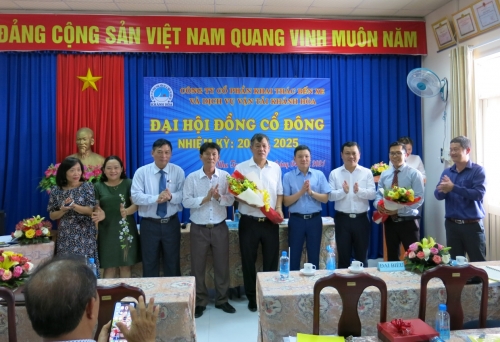 Hội đồng quản trị và Ban kiểm soát nhiệm kỳ 2021-2025 ra mắt trước Đại hội Đồng cổ đông Công ty Cổ phần Khai thác bến xe và Dịch vụ vận tải Khánh Hòa.