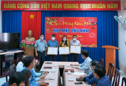 Lãnh đạo công ty trao thưởng của UBND tỉnh Khánh Hòa tặng Danh hiệu “Tập thể Lao động xuất sắc” cho 03 tập thể đạt thành tích thi đua xuất sắc năm 2021