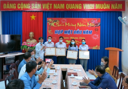 Lãnh đạo công ty trao thưởng của UBND tỉnh Khánh Hòa tặng Bằng khen cho 02 tập thể và 04 cá nhân đã hoàn thành xuất sắc nhiệm vụ công tác năm 2021