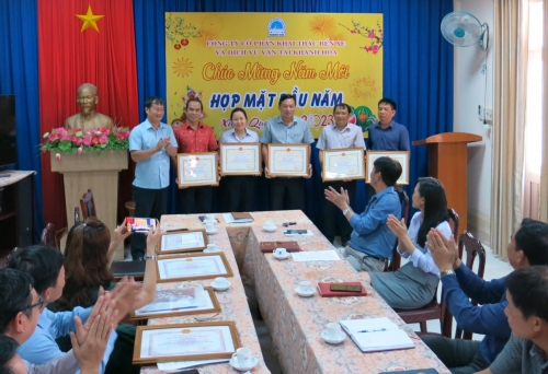  Lãnh đạo công ty trao thưởng của UBND tỉnh Khánh Hòa tặng Bằng khen cho 05 cá nhân đã hoàn thành xuất sắc nhiệm vụ công tác năm 2022.