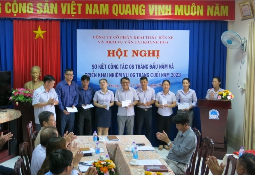 Ban Lãnh đạo Công ty trao thưởng cho các Đơn vị, cá nhân đạt thành tích trong thi đua 6 tháng đầu năm 2023