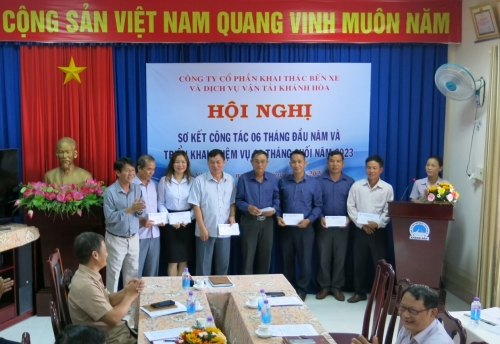 Ban Lãnh đạo Công ty trao thưởng cho các Đơn vị, cá nhân đạt thành tích trong thi đua 6 tháng đầu năm 2023