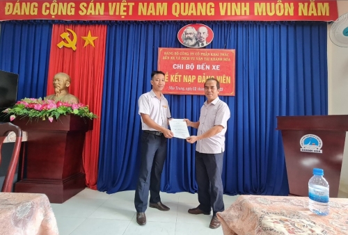 LỄ KẾT NẠP ĐẢNG VIÊN MỚI