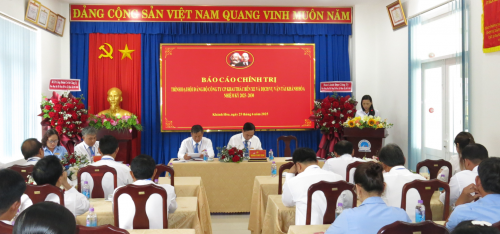 Đồng chí Phạm Thị Mỹ Khánh trình bày báo cáo chính trị của BCH Đảng bộ Công ty nhiệm kỳ 2025-2030