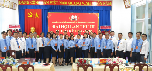 Tập thể Đảng bộ Công ty Cổ phần Khai thác bến xe và Dịch vụ Vận tải Khánh Hòa chụp hình lưu niệm